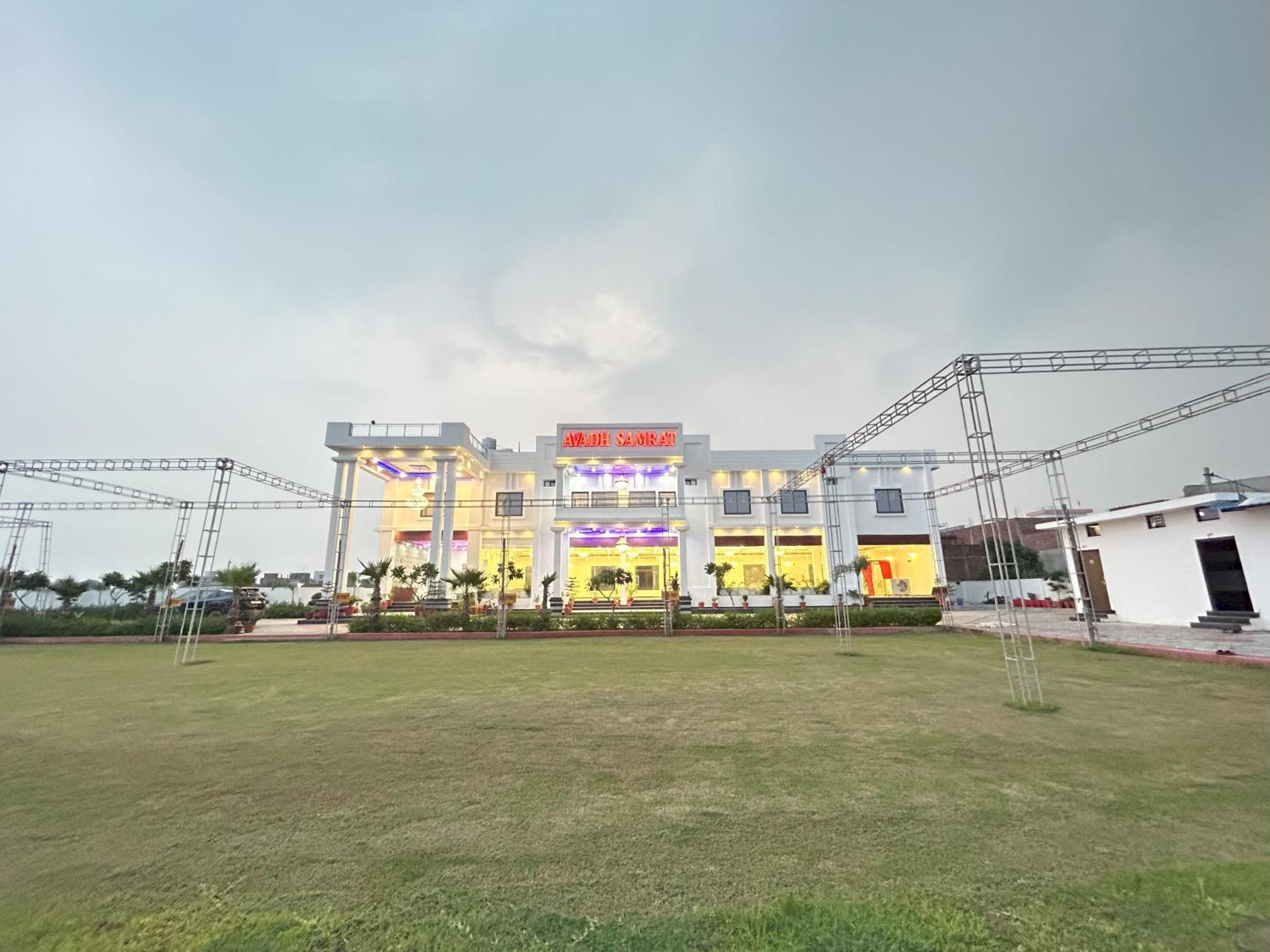 Awadh Samrat Resort Ayodhya Exterior foto